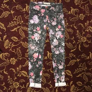 Mid waisted floral jeans!
